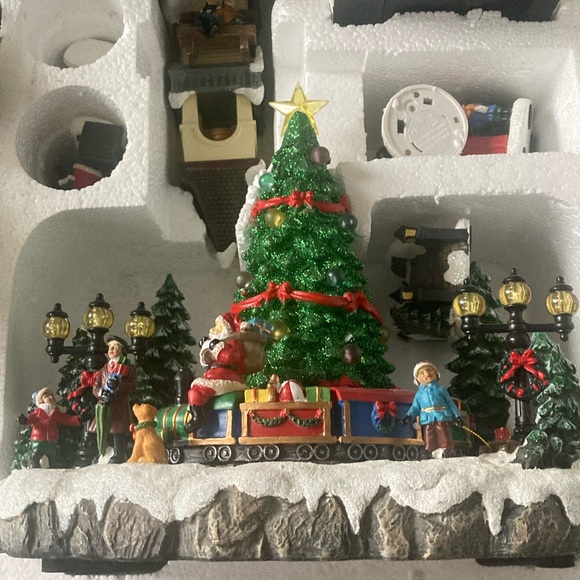 Christmas Village 30 Piece Set - Picture 11 of 16